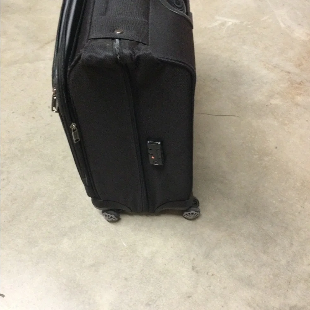 Samsonite Black Rolling Garment Bag with Spinner Wheels